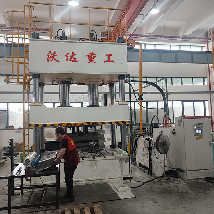 500吨不锈钢水槽拉伸液压机客户现场